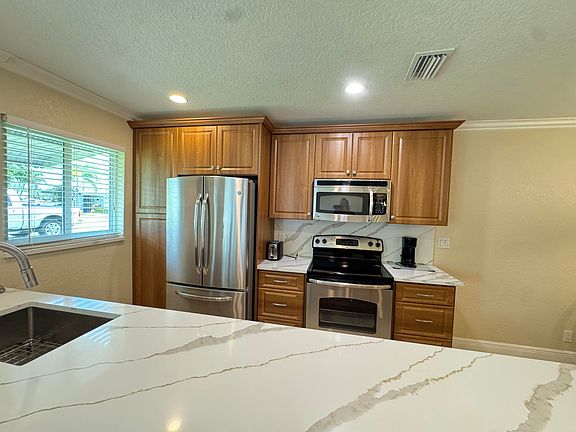 4th image of 512 High Point Dr