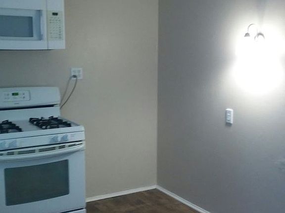 4th image of 828A N Buena Vista St