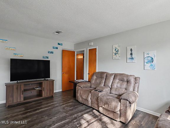 4th image of 282 Burke Ave