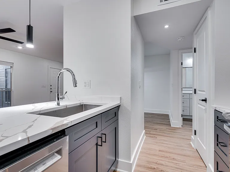704 W 21st St #308 — Photo 19