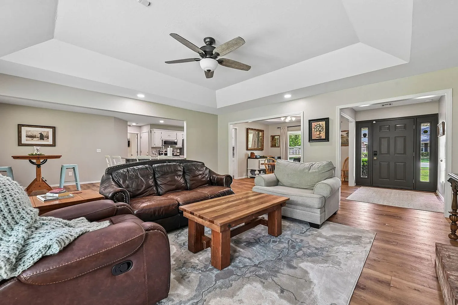 3 bed, 2.0 bath, 1948 sqft, $4,641 — Photo 4