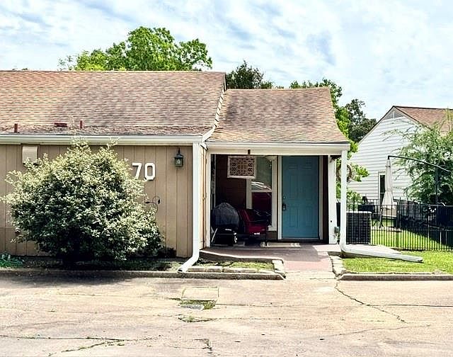 1st image of 70 Westwood Dr W