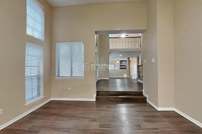 3 bed, 2.5 bath, 2622 sqft, $2,340 — Photo 4
