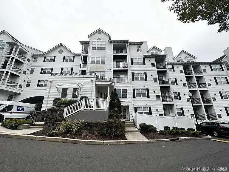 100 Glenbrook Rd #T411 — Photo 3