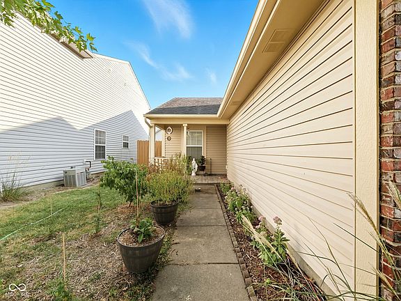 4th image of 631 Deer Trail Dr