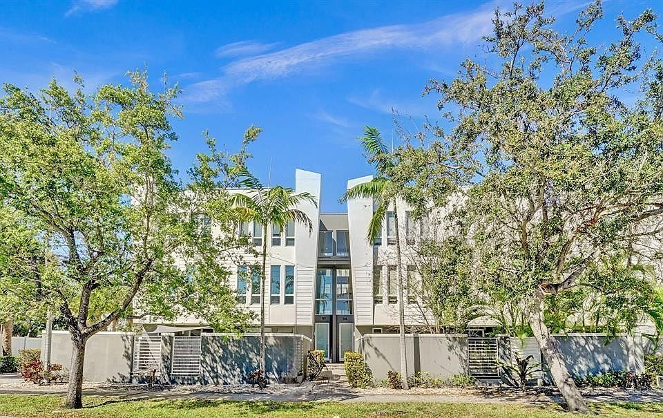 1st image of 703 SE 16th Court