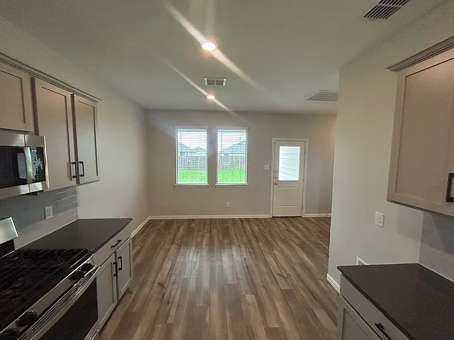 3 bed, 1442 sqft, $1,950 — Photo 3