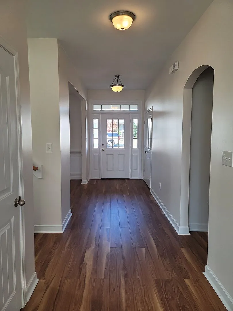 Immaculate 4 Bedroom, 3.5 Bath Home Located in Established Neighborhood. Minutes from Fort Bragg! — Photo 2