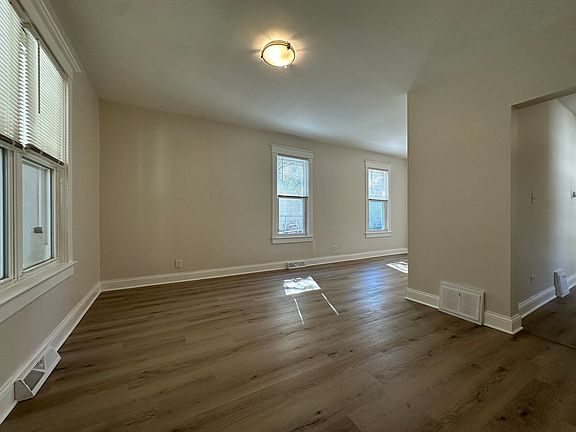 5th image of 556 Caroline Pl