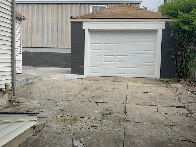221 Middle St — Photo 32