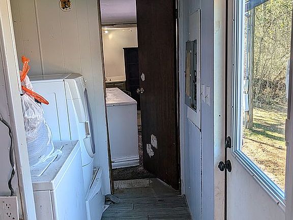 4th image of 2449 Pond Ln