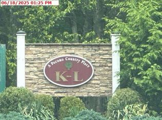 1712 Rolling Hills Dr, Tobyhanna, PA 18466