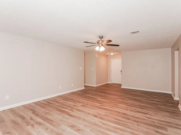 35 Riverside Ct — Photo 5