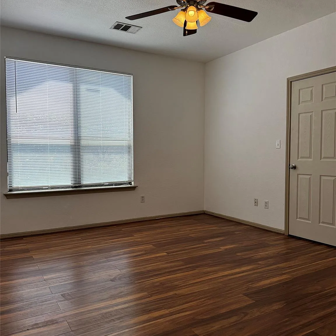 3 bed, 2.5 bath, 2790 sqft, $1,950 — Photo 1