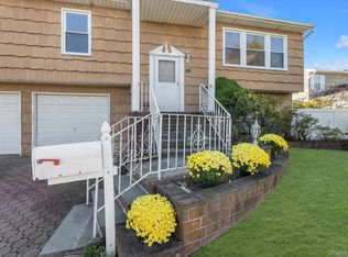 282 N Oak St, Massapequa, NY 11758