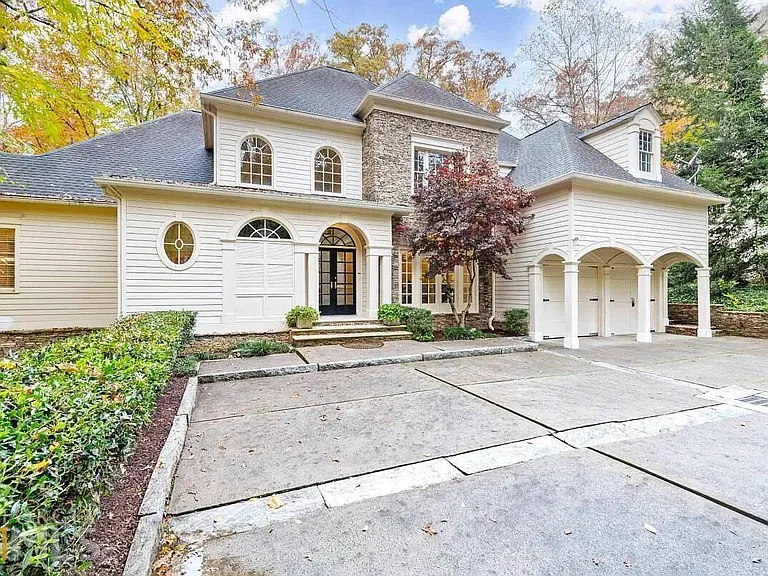 1296 W Wesley Rd NW — Photo 1