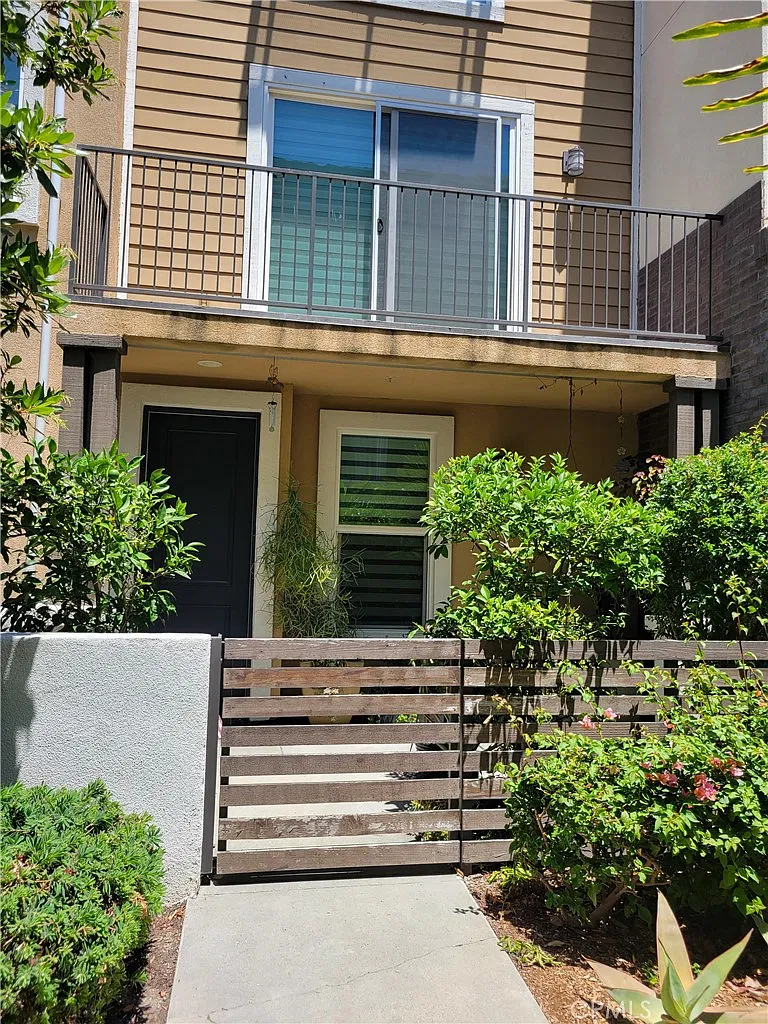 2 bed, 2.5 bath, 1721 sqft, $3,500 — Photo 2