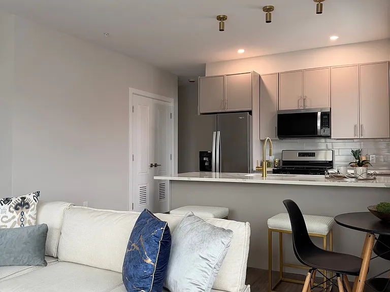 Lakeview Apartments — Photo 7