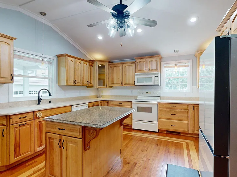 221 Salty Shores Rd — Photo 14