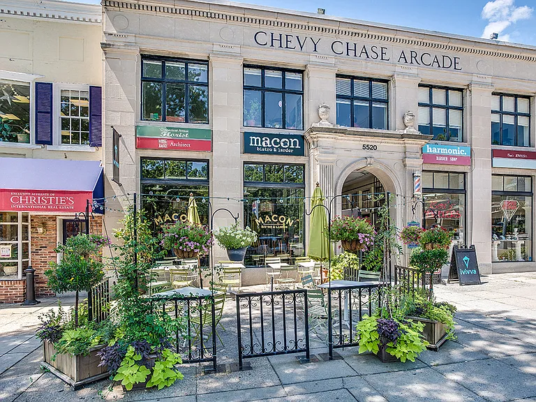 Nearby shopping, dining and entertainment in Chevy Chase