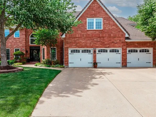 984 NW High Point Dr, Lees Summit, MO 64081