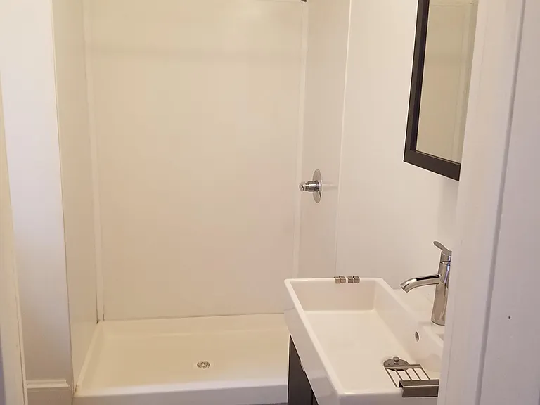On-Suite modern bath