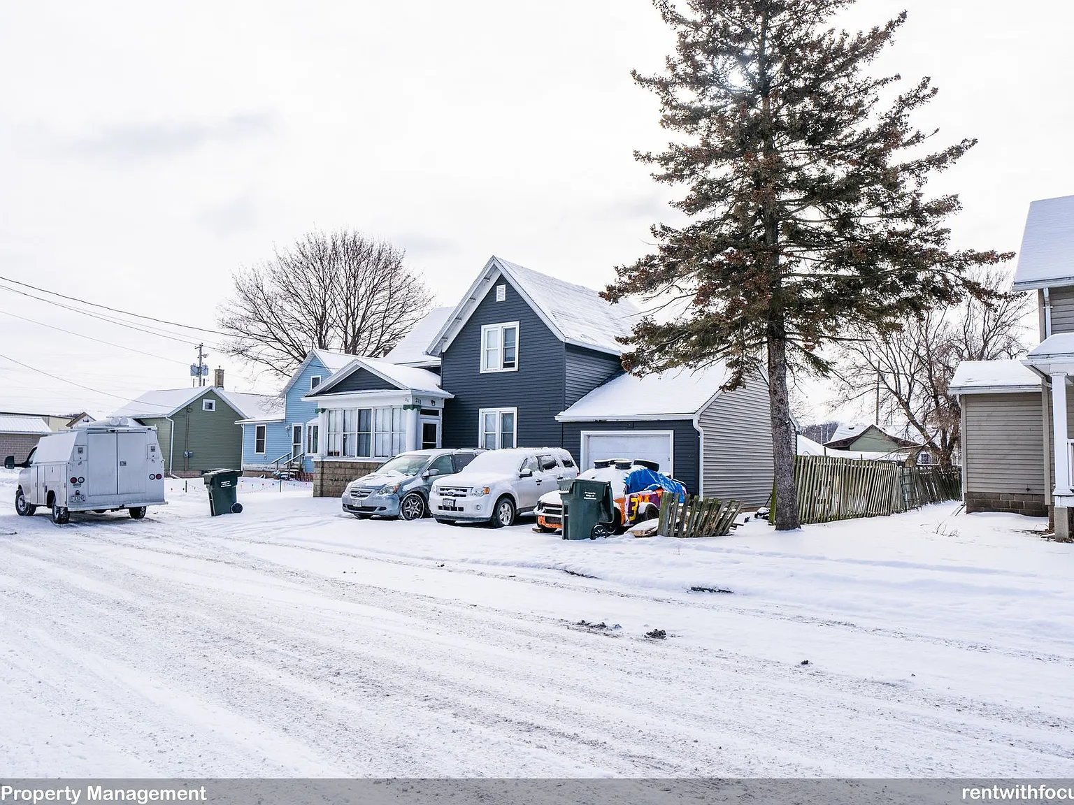 211 Oak St — Photo 3