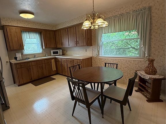 4th image of 375 E 262nd St