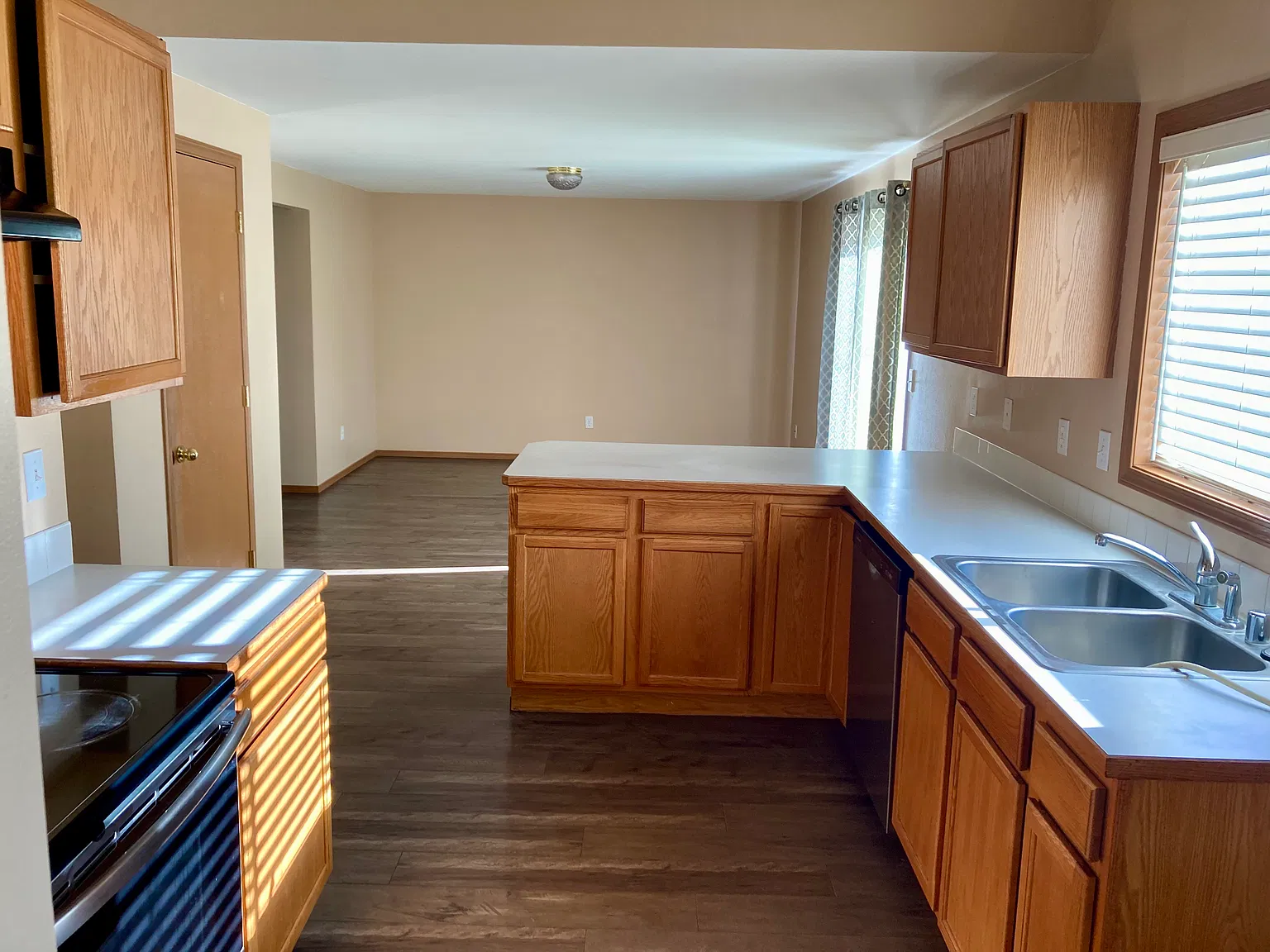 3 bed, 2.5 bath, 1520 sqft, $2,100 — Photo 3