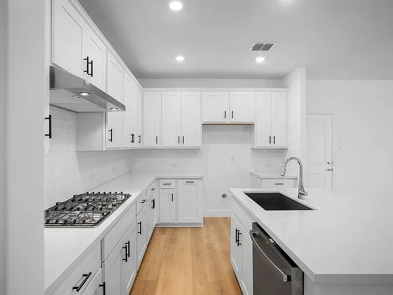 3301 Little Bluestem Rd — Photo 5