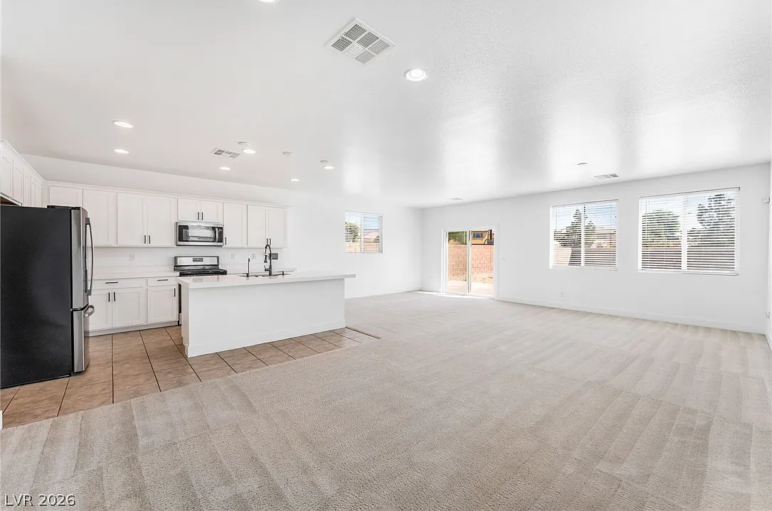 3 bed, 2.5 bath, 2129 sqft, $2,300 — Photo 3