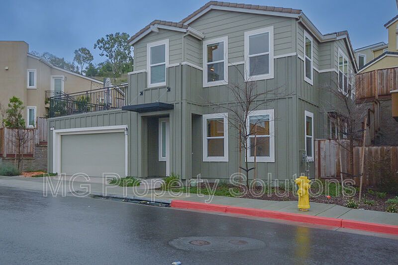 1st image of 559 Sapphire St