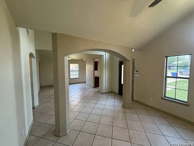 3 bed, 1.0 bath, 1586 sqft, $1,600 — Photo 4
