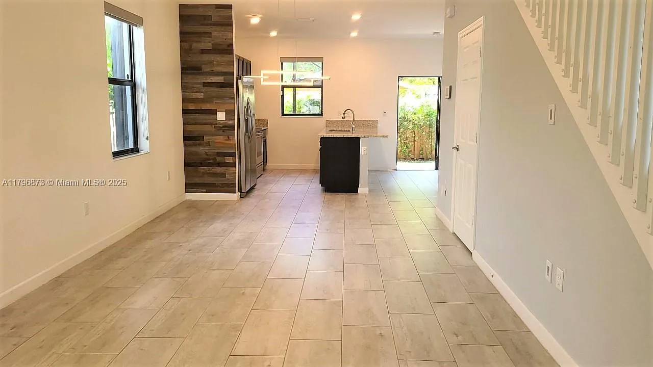 3 bed, 2.5 bath, 1550 sqft, $3,300 — Photo 4