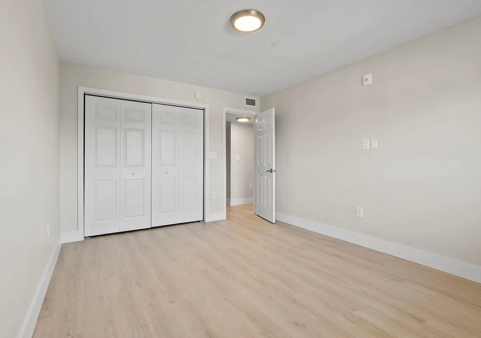 Waterside Apartments — Photo 4