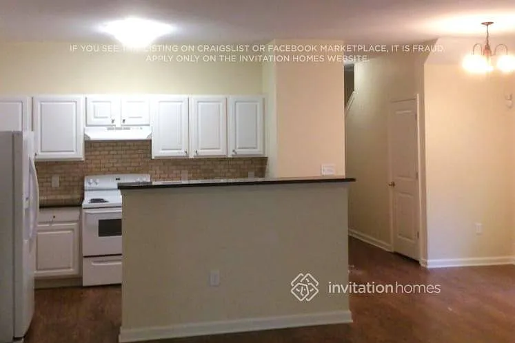 1030 Franklin Ct — Photo 2