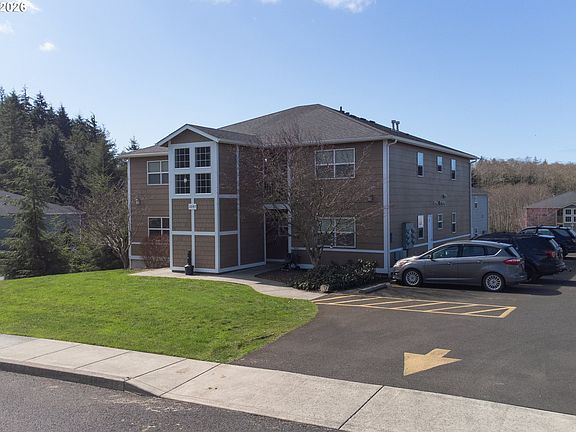 3rd image of 2047 SE Huckleberry Ave