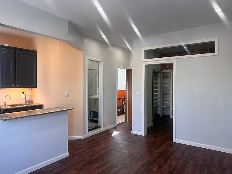 201 Bay 20 St — Photo 3