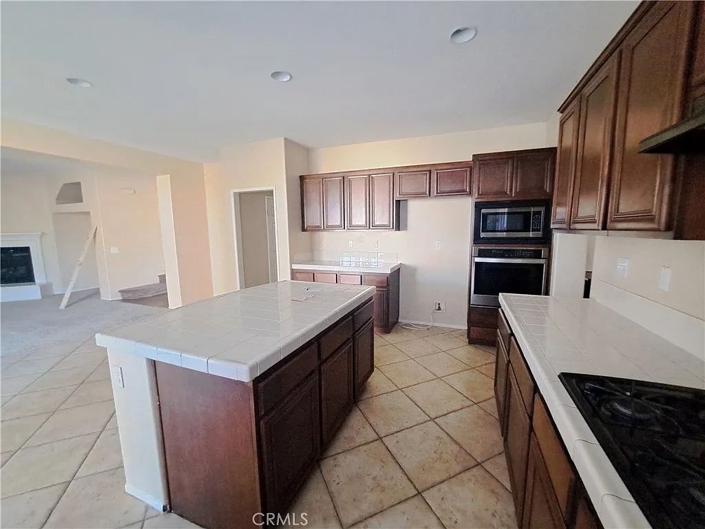 5 bed, 3442 sqft, $3,500 — Photo 4