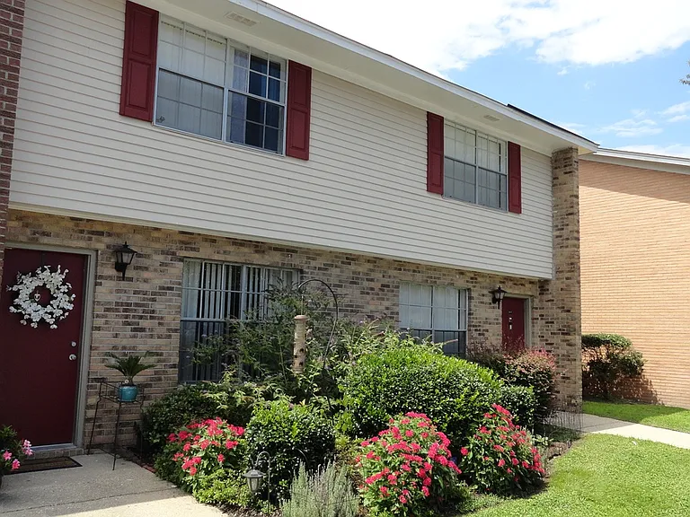 Townhouse Village — Photo 6