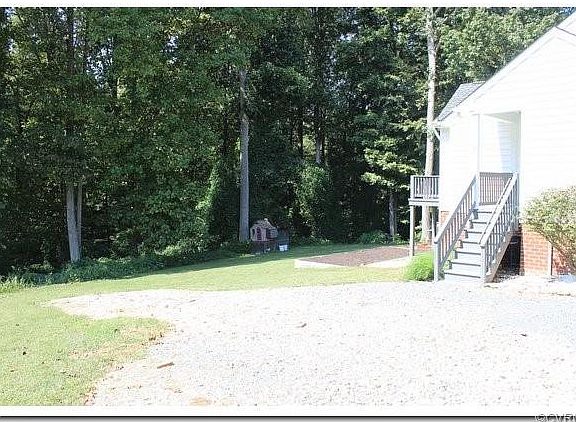 5th image of 61 Essex Ct