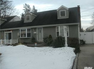 482 Outlook Ave, Babylon, NY 11704