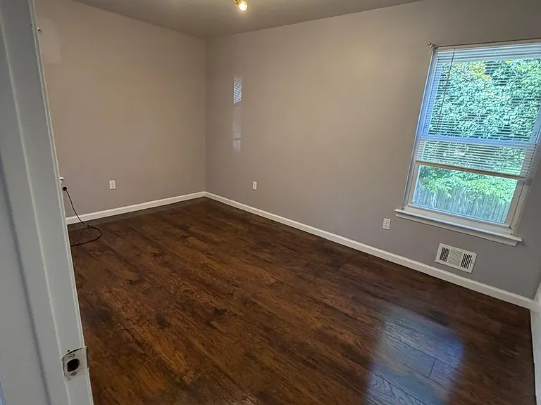 725 Birmingham Ave — Photo 3