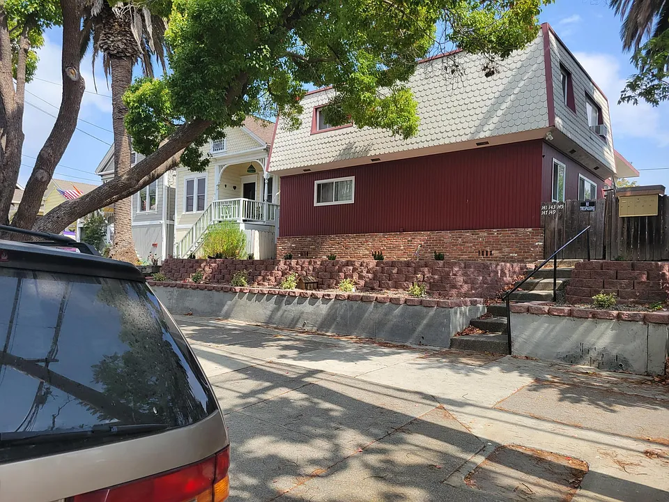 143 W J St #143
