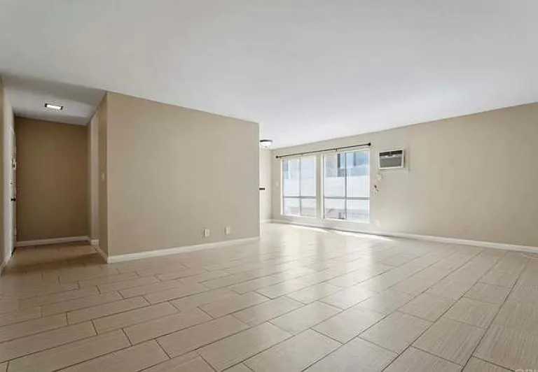 5320 Zelzah Ave #304 — Photo 3