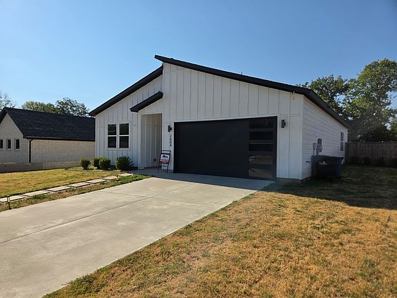 4th image of 2604 Flora Ln