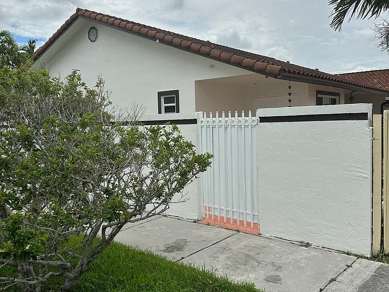 9963 SW 27th Ter — Photo 2