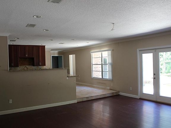 5th image of 2748 Connie Cir