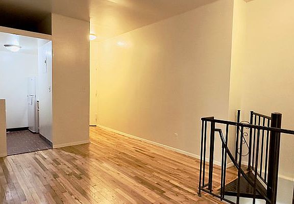 4th image of 67 W 109th St APT D