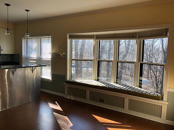 Dining area w/window seat